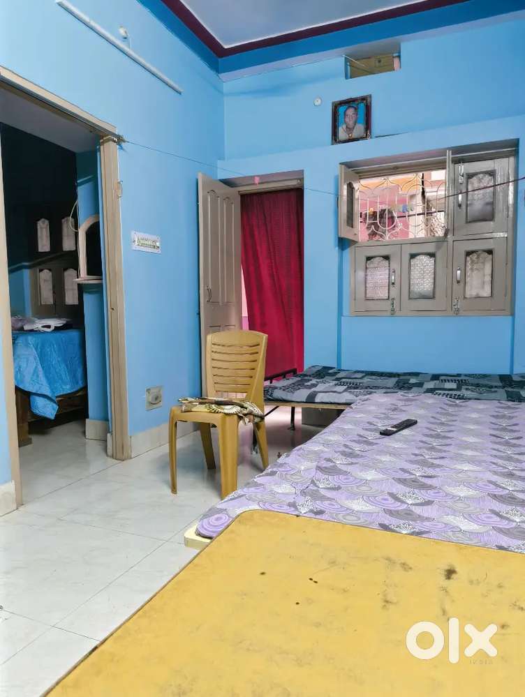2 bhk flat jisme 1 me hum rahte hai hai 1 khali share me rakhna jise n