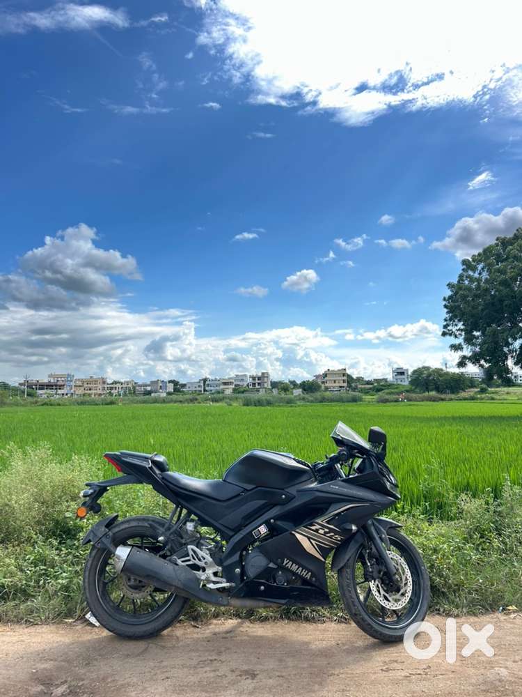 Yamaha R15 V3 Darknight showroom track