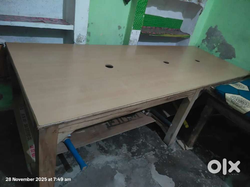 Computer Table and desktop computers to sell in gadaipura gwalior