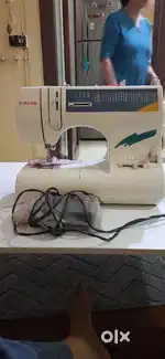Sewing machine singer