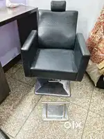 1 facial bed ,2 chairs,1Merrioer, Setup ,litghts ,futrest 2,