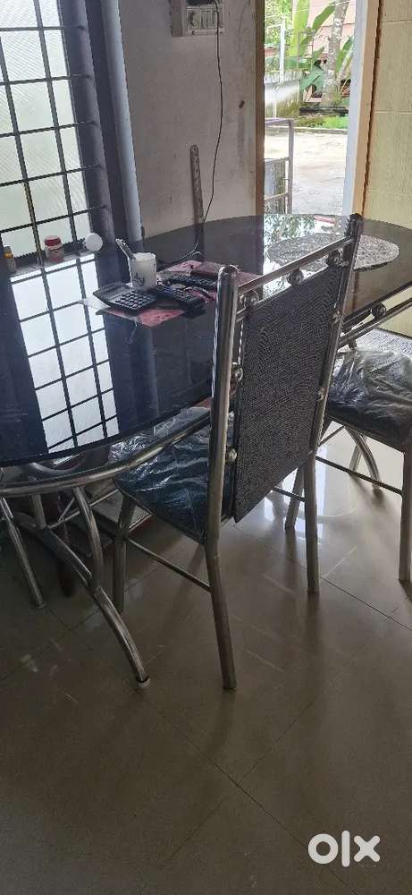 Dainning table steel and glass ovel shape 6 seat with 4 steel chair