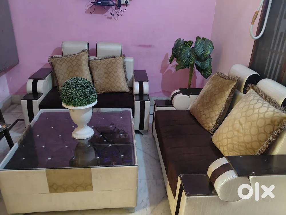 7 Seater Sofa Set with Table for Sale!