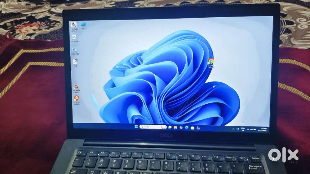 i5 laptop with screen tech