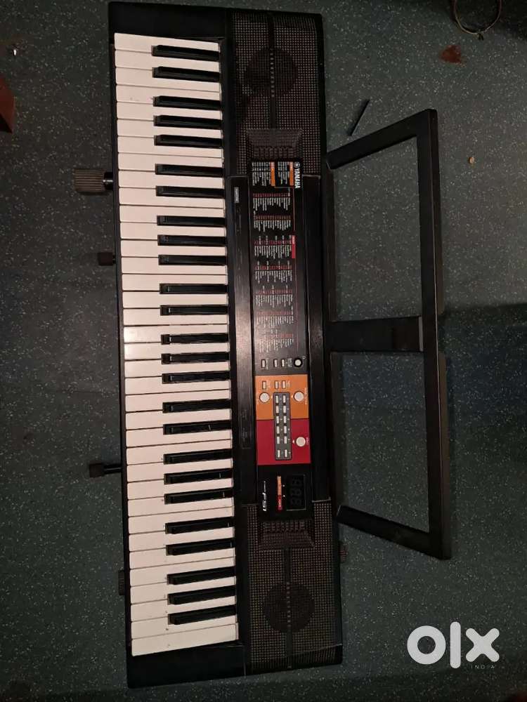 Yamaha keyboard with stand and adaptor