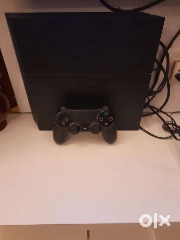 Ps4 and ps4 games (games do not include in the  price )