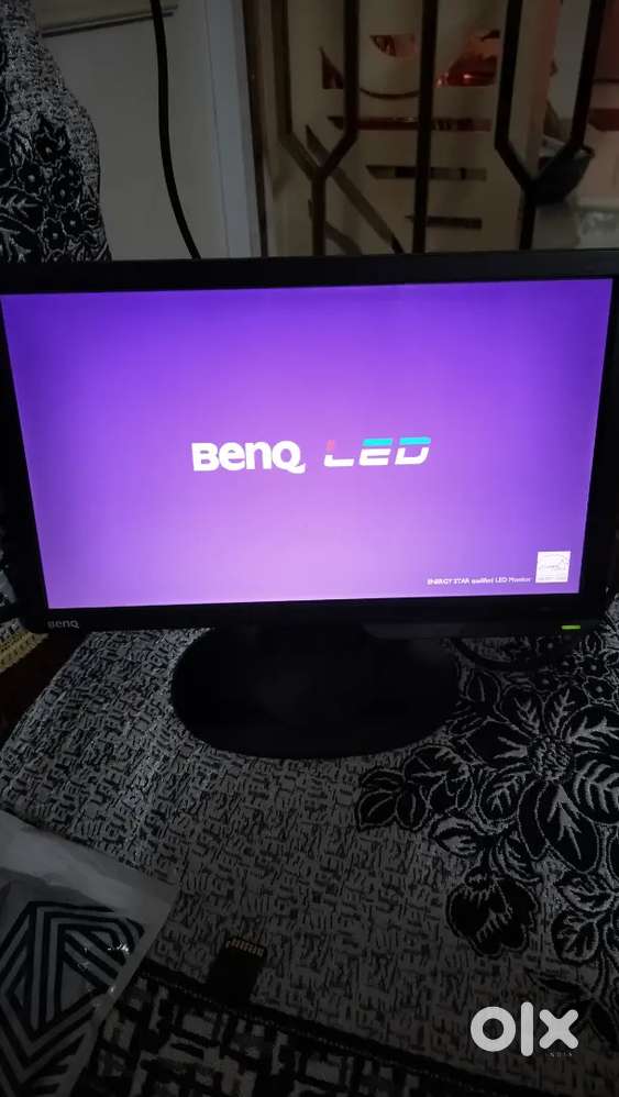 Monitor BENQ LED 15 inch and a small speaker