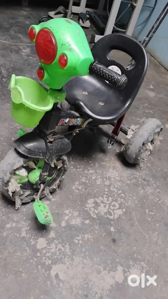 Chhote bacchon ki cycle ghumane wali belt  lagi Hui Hai