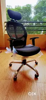 Conformable Office Chair, good cushion , back support, Neck support