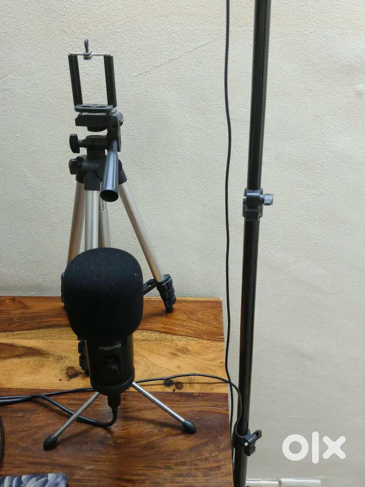 Maono condenser mic and a mini tripod available for sale