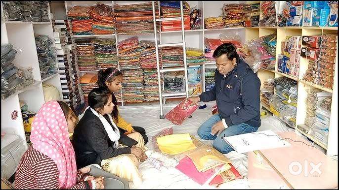 कपडे के शोरूम में काम करने के इच्छुक उम्मीदवार आवेदन कर सकते है।