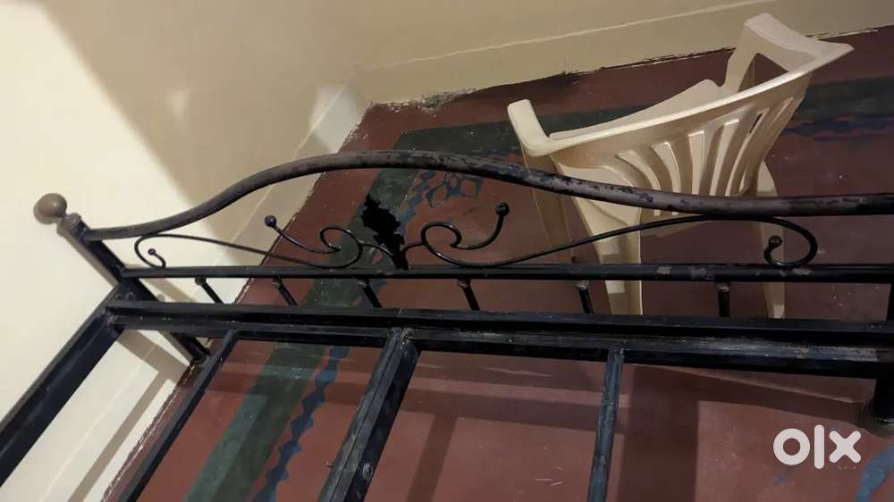 Iron and peetal bed for sell