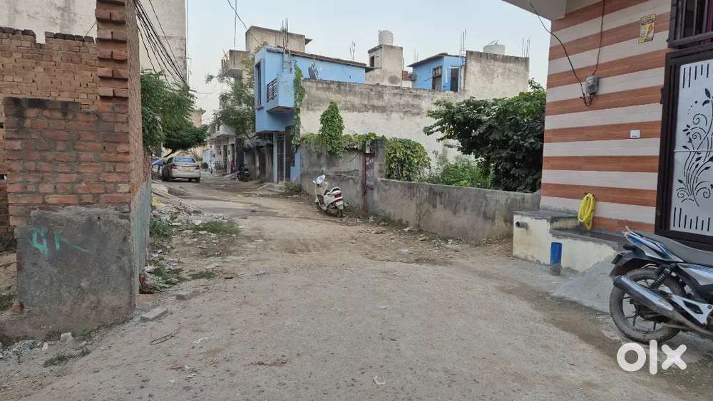 100gaj plots available on 22ft road, in Iris farms