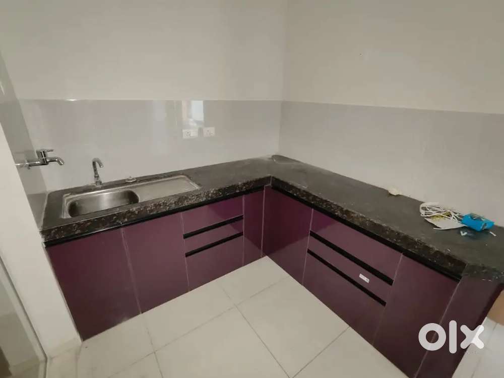 Urgent rent 2bhk semi furnished flat in Kharadi