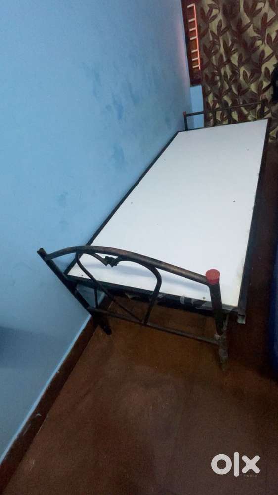 Single Metal Bed with Mattress – 2.5x6 ft, Durable & Comfortable”