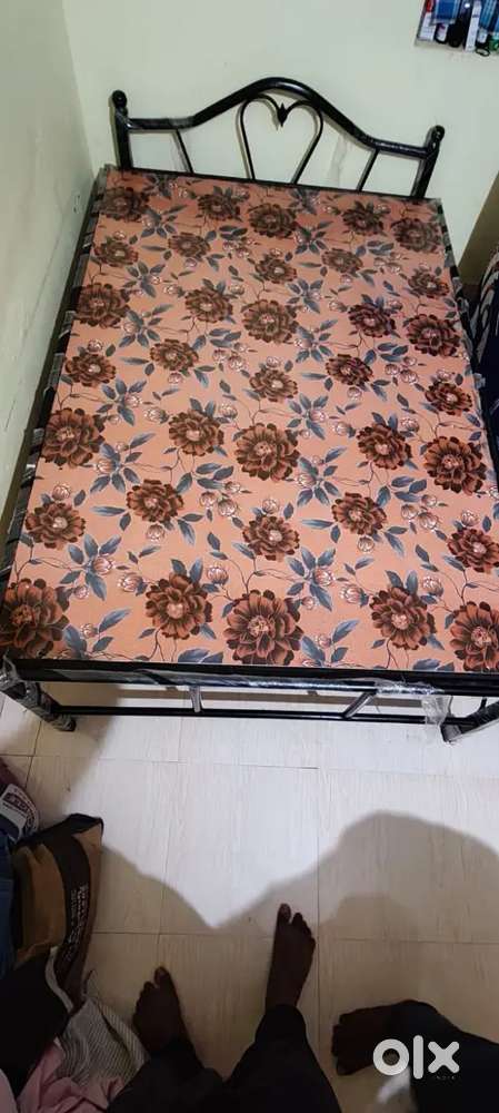 6/4 solid Metal peace Bed  price 3500