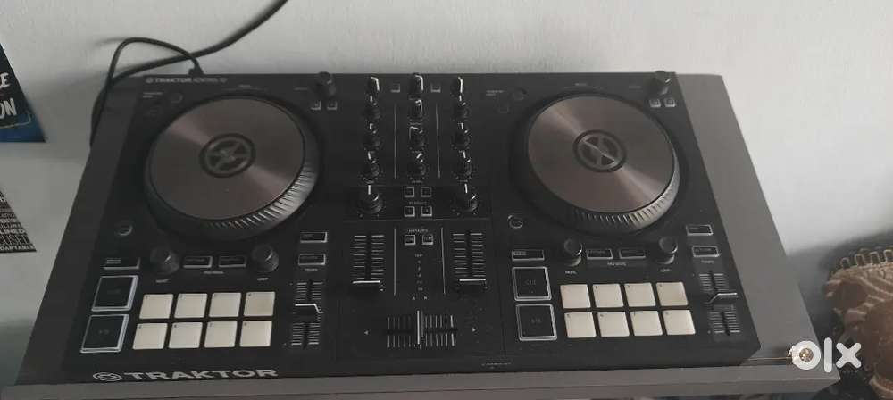 Traktor S2 Mk3 DJ Mixer.