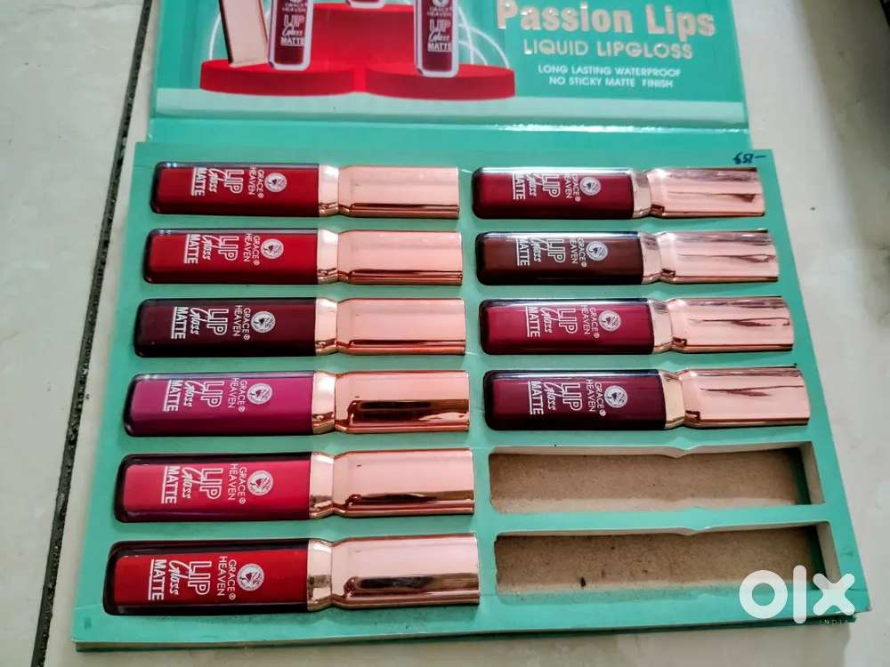 Cosmetics imitation jewellery items