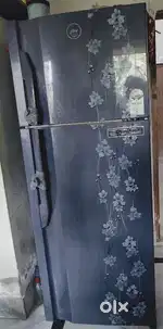 Wants to buy a triple door fridge that's why selling old one
