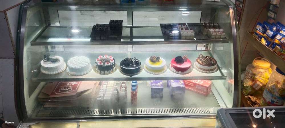 Cake display counter