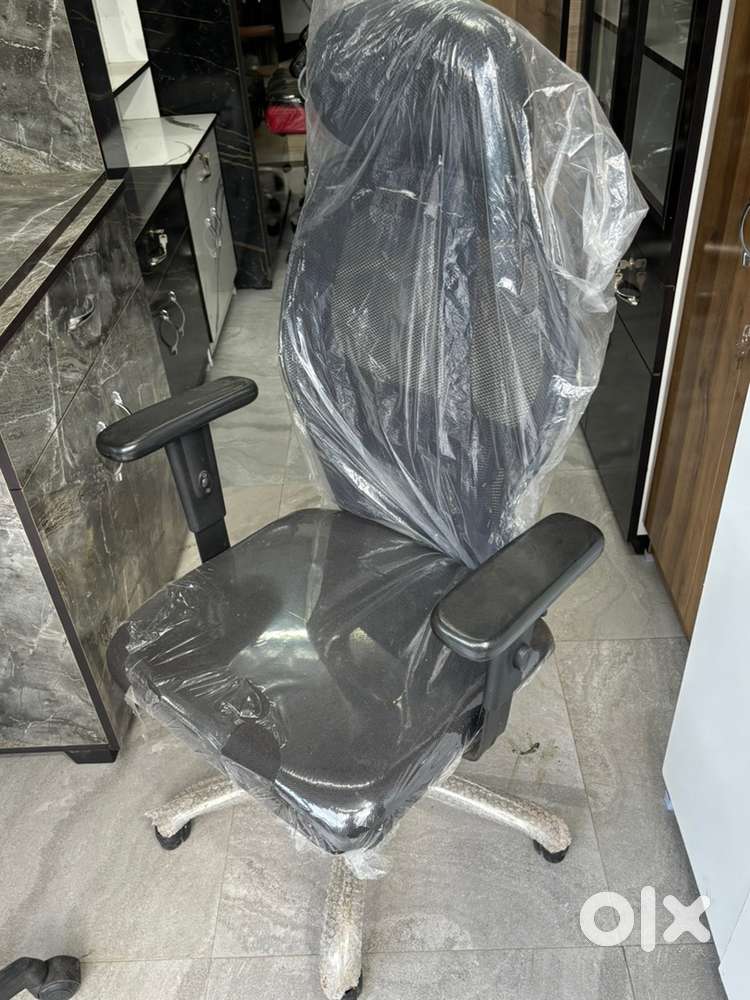 New brand office chair ( with head rest)