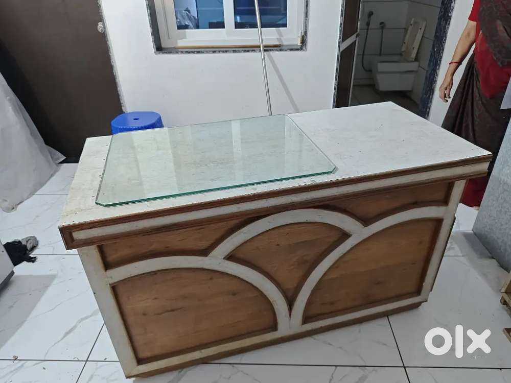 Shop corner table ane Ghoda