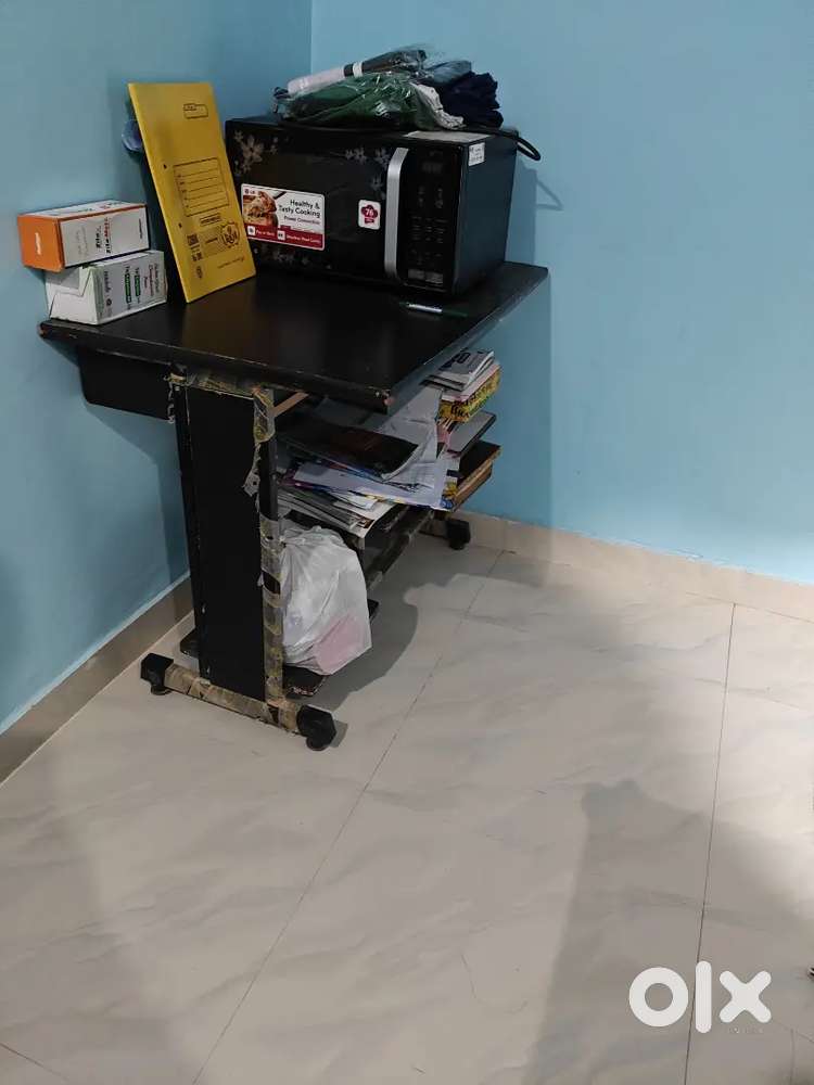 Computer table
