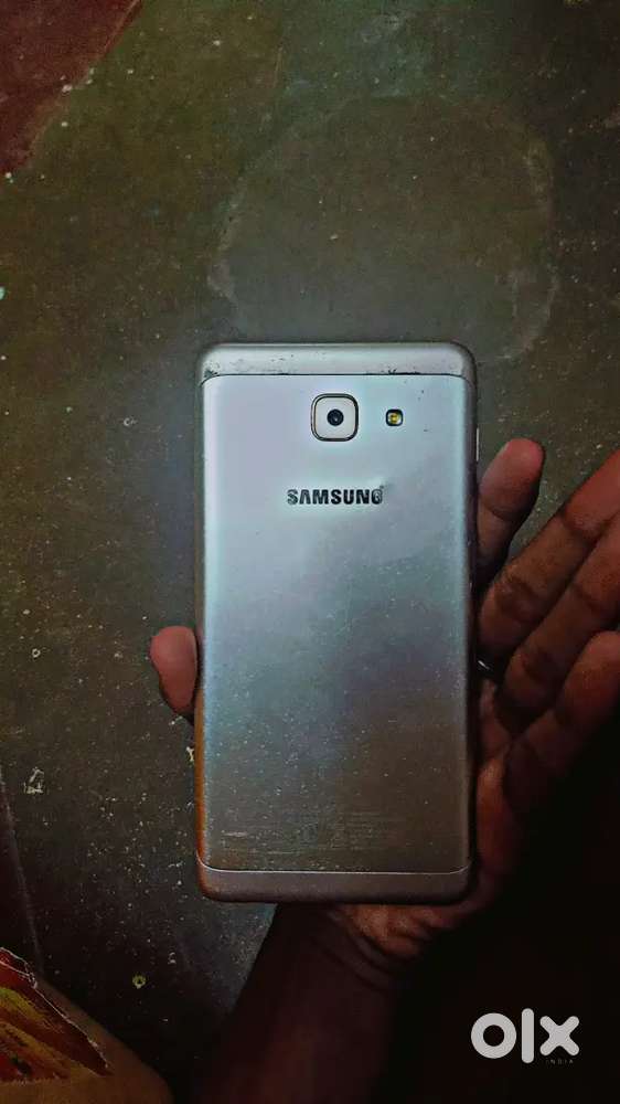 Samsung j7 max Good condition trusted mobile no crack in mobile