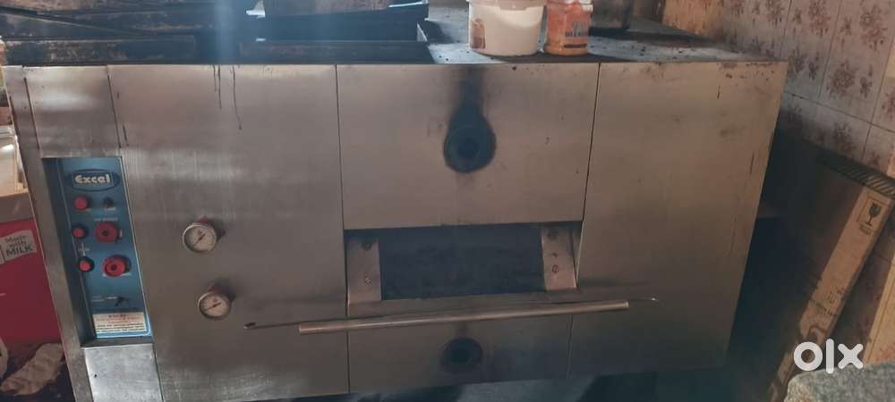 Oven, cake machine, bread machine, and showcase