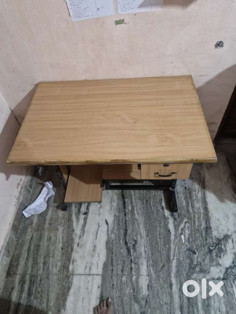 Computer table (study table)