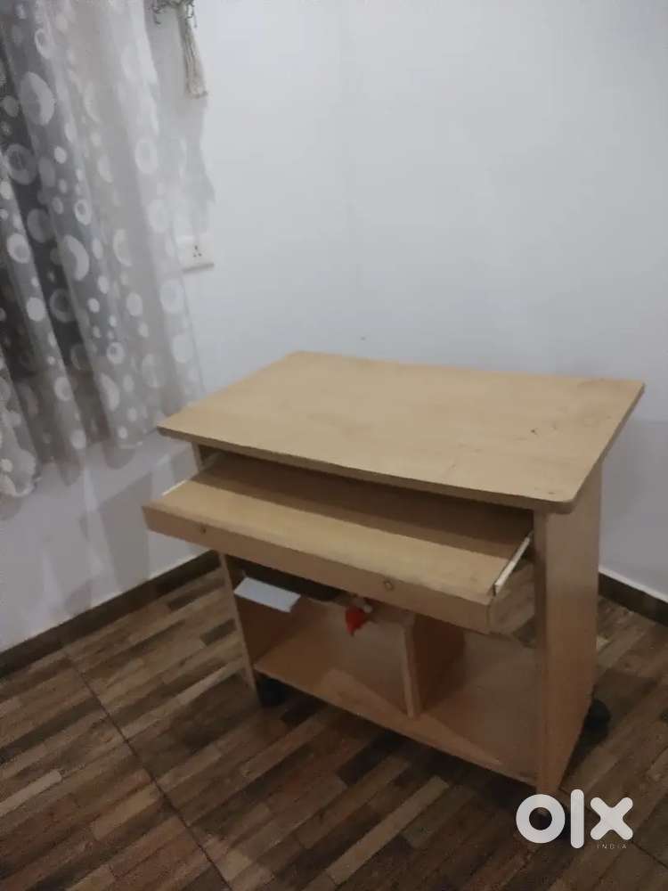 Used computer table for SALE