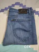 Selling   used 2pcs Lee Jeans pant for men.