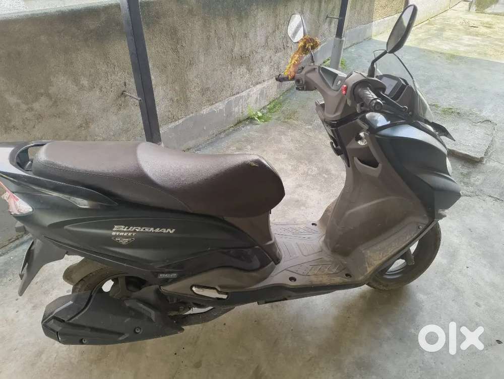 Superb Condition Suzuki Burgman with the bluetooth connectivity.