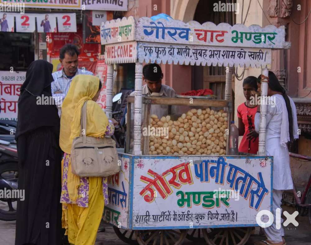 Golgappa selling on food cart