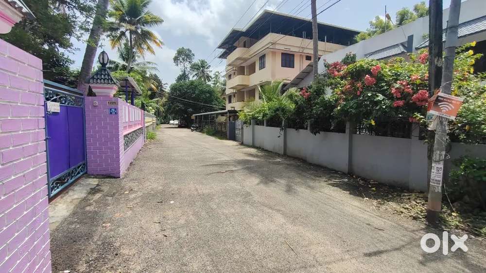 RESIDENTIAL  LAND WITH OLD HOUSE FOR SALE IN NEAR PEROORKADA