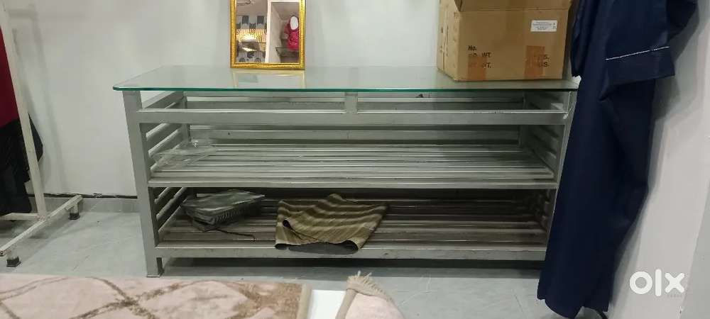 The amazing glass Counter table