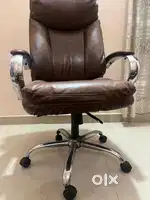 Revolving Boss chair in very good condition