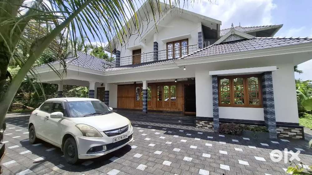 Muvattupuzha to thodupuzha route near Vazhakullam 5years old house