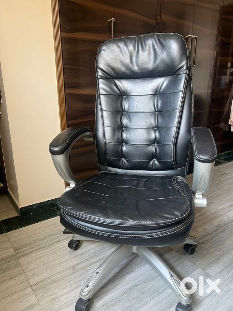 Comfortable Ergonomic Office Chair -Adjustable Height & Cushioned Seat