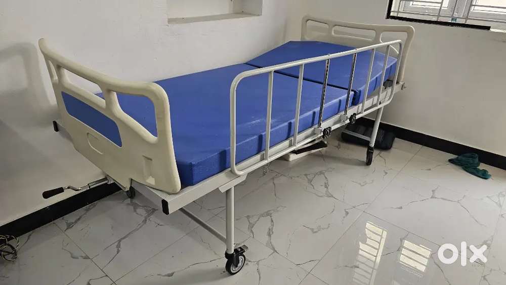 Rolling bed back rest cot