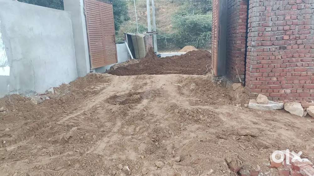 Dadi ka fatak 60 feet road par commercial use ke liye plot, boring