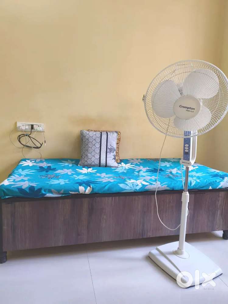 Crompton Pedestal Table  fan &single box type Bed