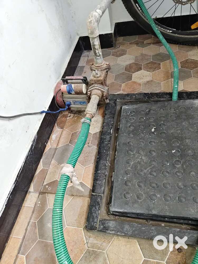 आधा एचपी पानी की मोटर और दो सीलिंग फैन।