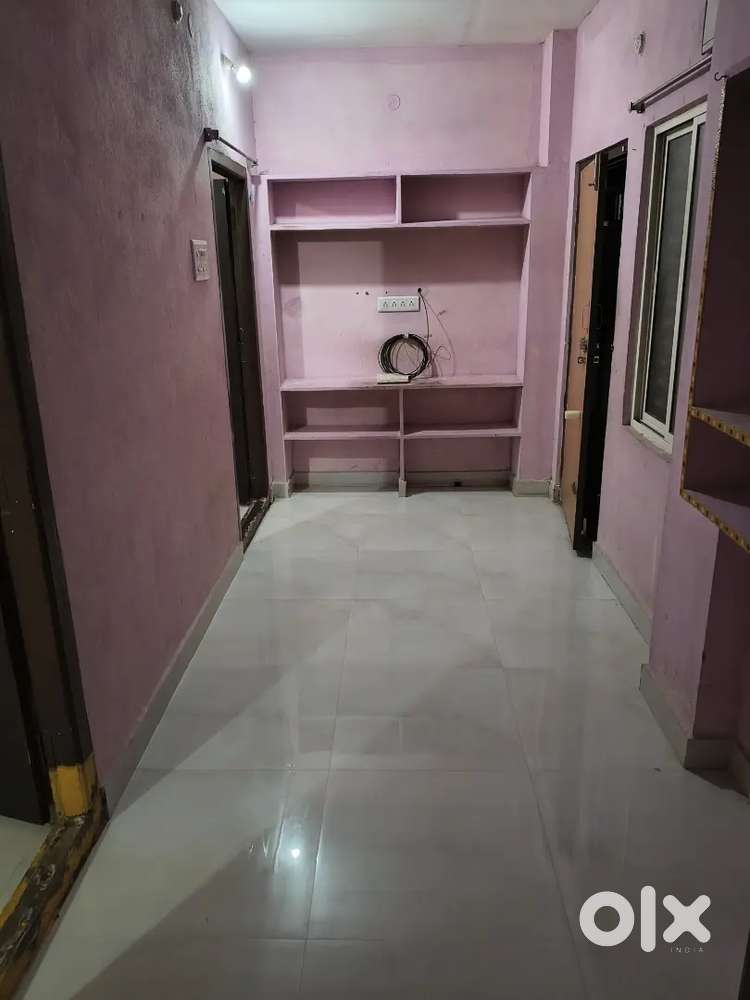 లలితా నగర్ 3వ వీధిలో 1వ అంతస్తులో 2BHK పోర్షన్ అద్దెకు ఉంది.