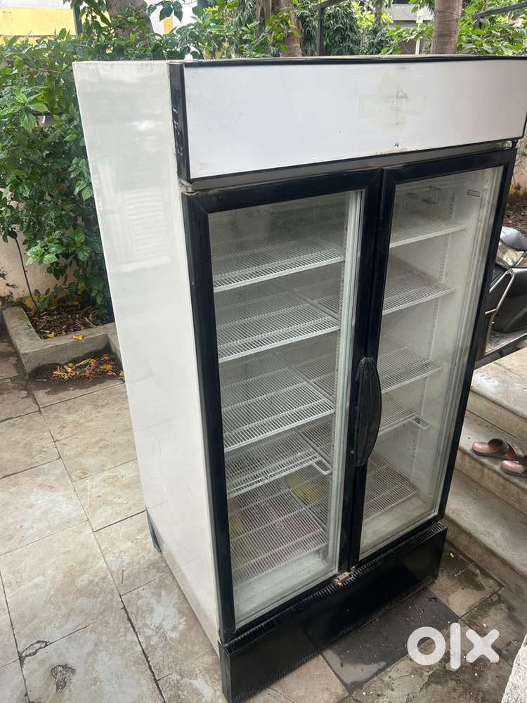 Selling a 900L double door fridge, used for 3 months (negotiabl)