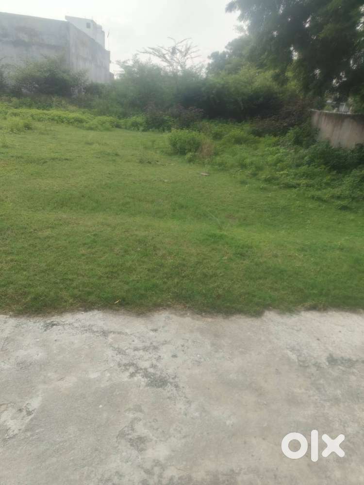 End corner 300 sqft extra possession