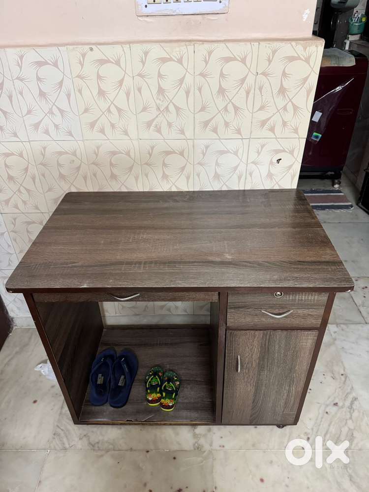 Computer table with wheels