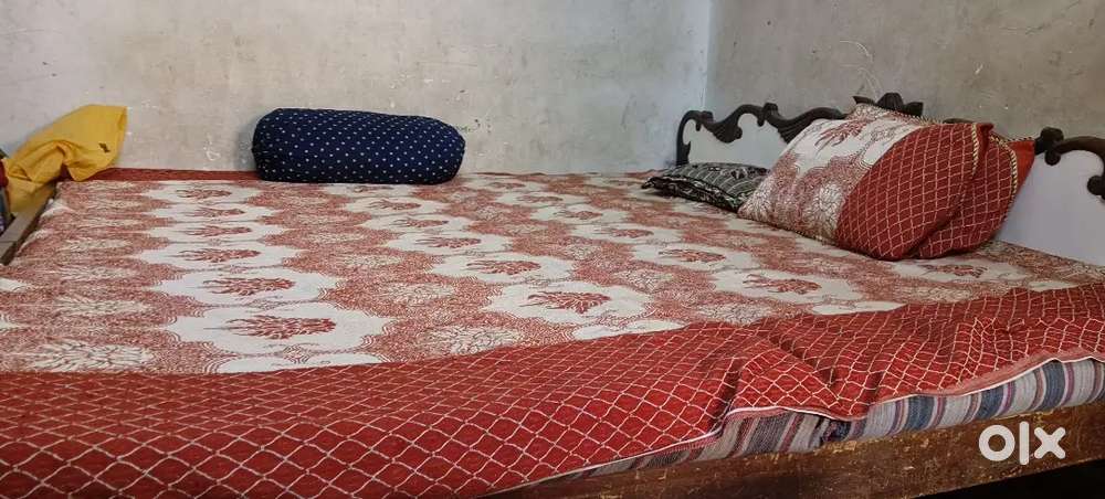 Beb with gadde h bilkul okay condition me h