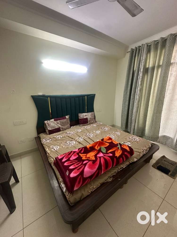 2bhk flat for rent girls, boys, working family sector 115 gillco Valle