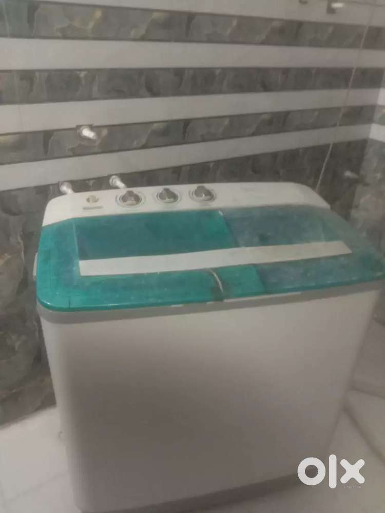 Iska dhakkan tuta hai aur kapde sukhane wala nhi chal rha aur sab sahi